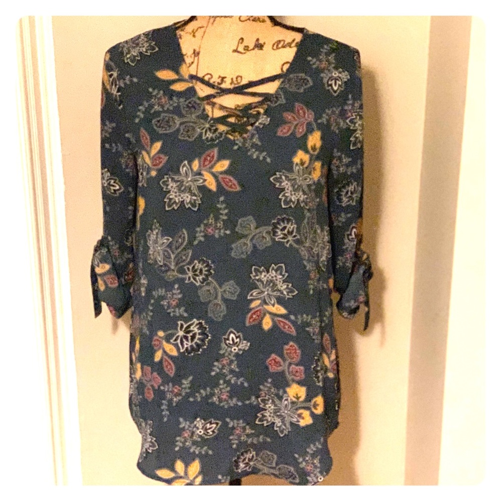 Maurices brand blouse w/ floral detailing. Size M